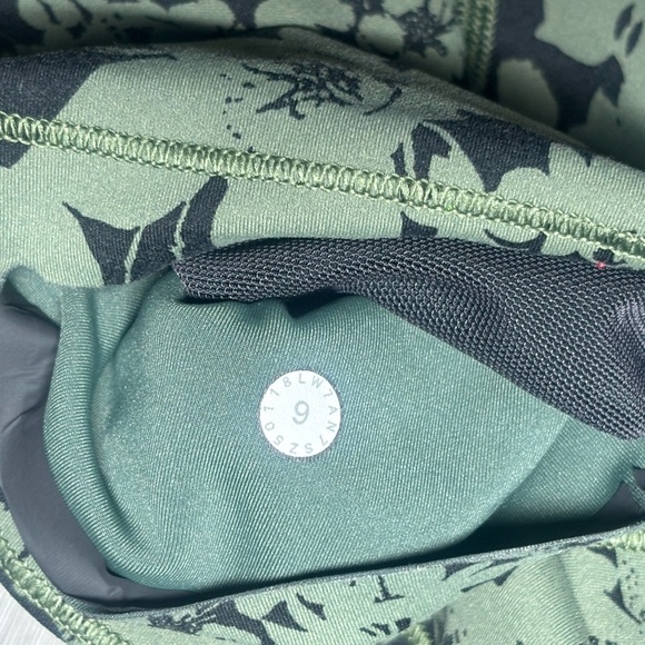 LULULEMON in movement green and black shorts size 6 - Picture 3 of 3